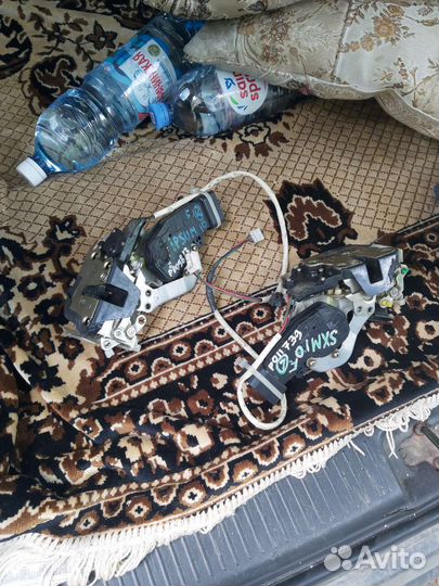 Ipsum toyota дверной замок передний L/R