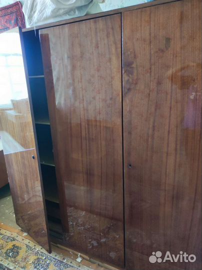 Шкаф и кровать