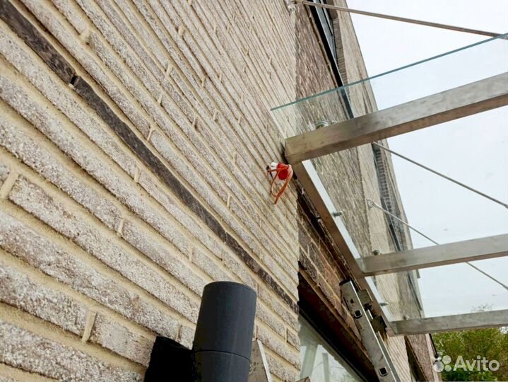 Козырек со стеклом на зажимной профиле