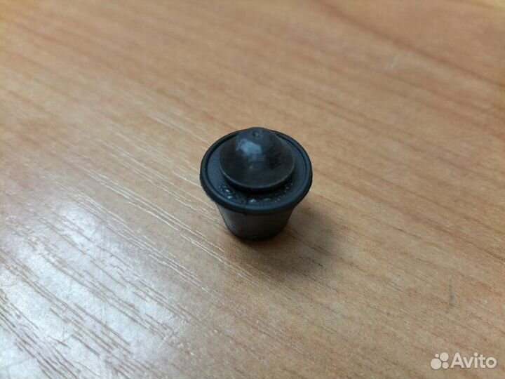 Отбойник (демпфер) капота Toyota Crown GS171 2007