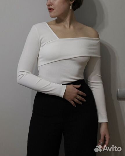 Лонгслив в рубчик с вырезом на одно плечо