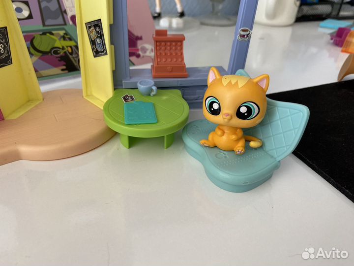 Littlest pet shop.Cafe