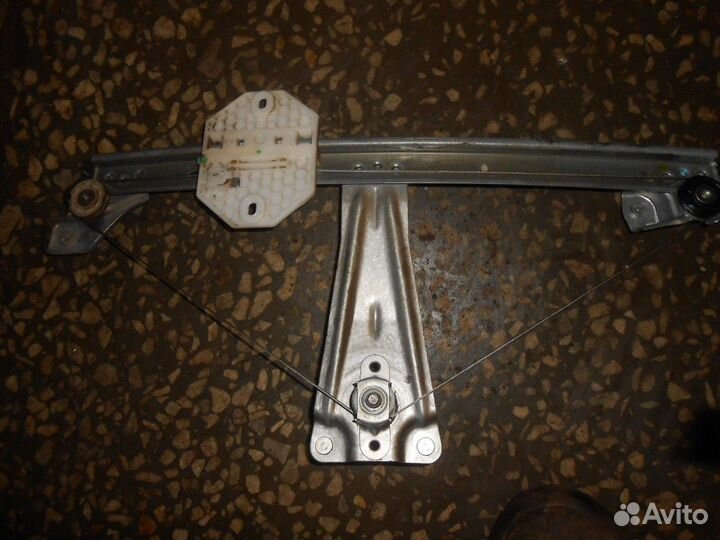 Стеклоподъемник механический задний правый