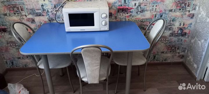 Кухонный стол и стулья
