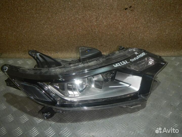 Фара правая Mitsubishi Outlander