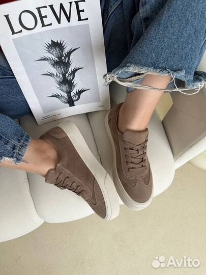 Кроссовки жеснские