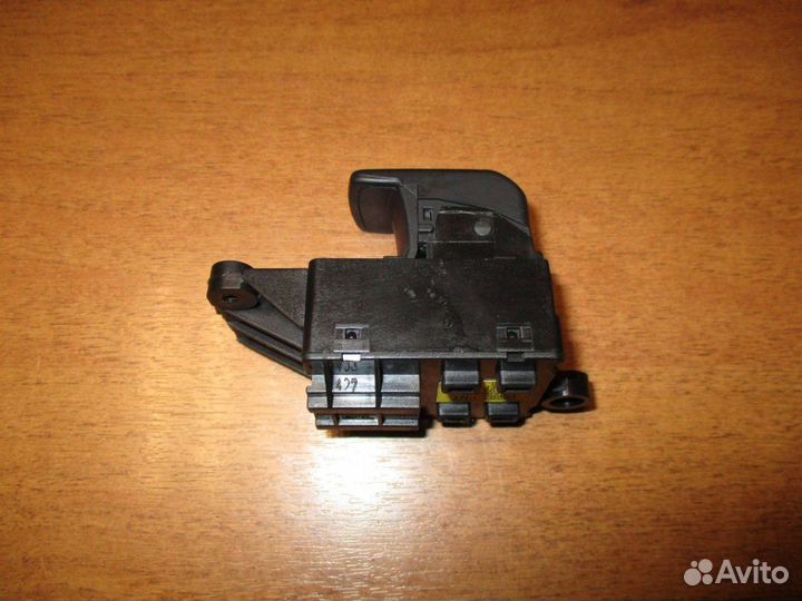 Кнопка фиксатора стояночного тормоза Audi A8 (D3)