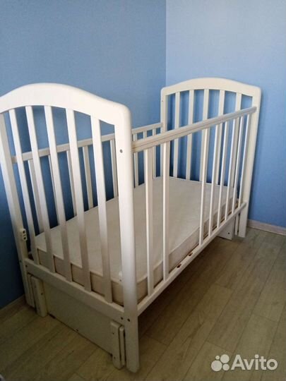 Детская кровать с маятником