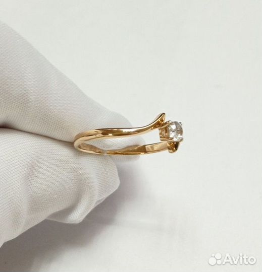 Золотое кольцо с фианитом 17р