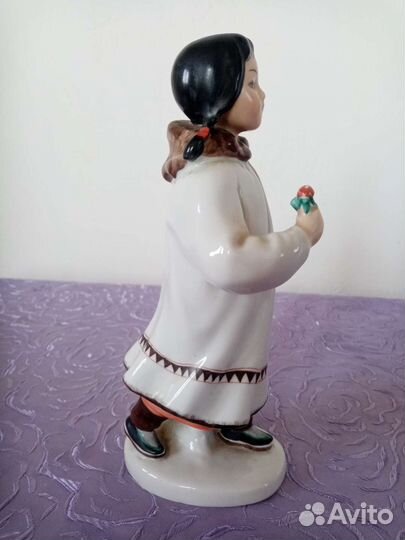Фарфоровая статуэтка 