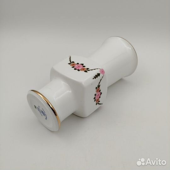 Миниатюрная ваза, украшенная цветочной гирляндой