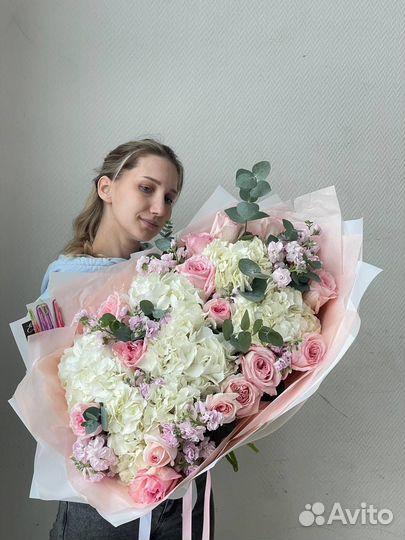 Красивый большой букет с пионовидными розами