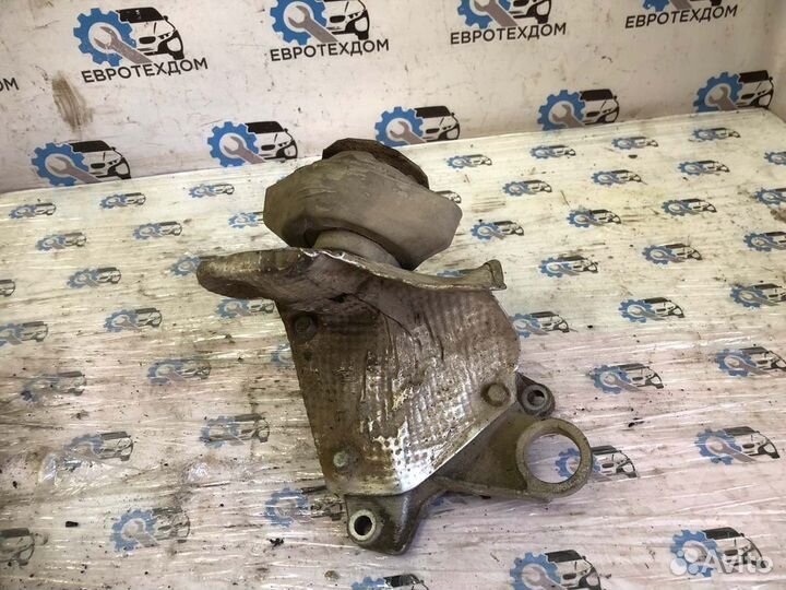 Опора двигателя передняя правая Audi A4 B5 седан