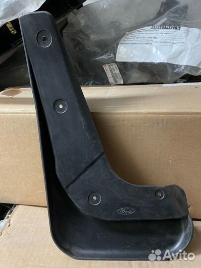 Брызговик передний правый Ford Focus 3