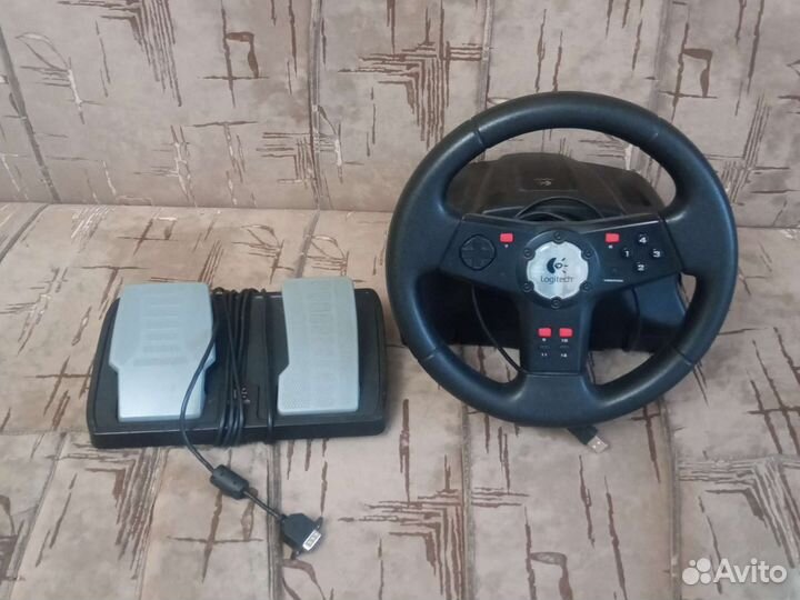 Игровой руль с педалями