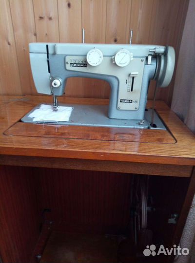 Ножная швейная машинка с тумбой