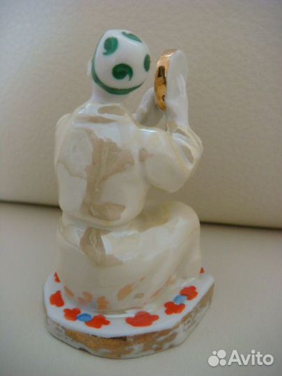 Фарфоровая статуэтка 