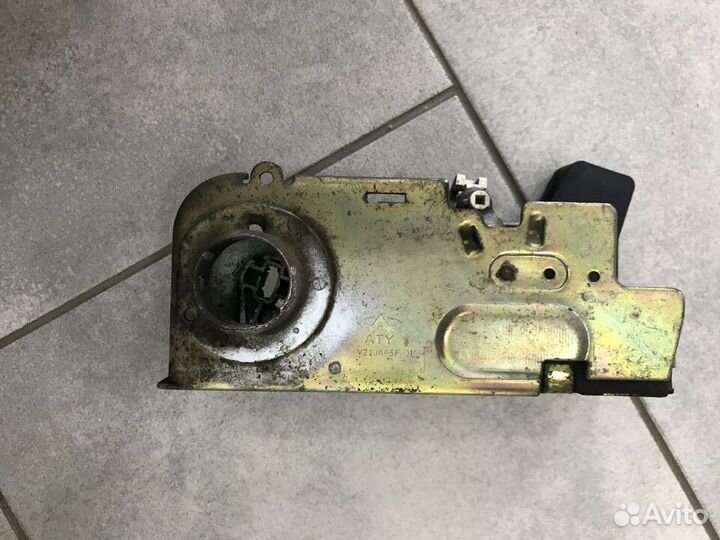 Замок передний водительский на Ford Transit