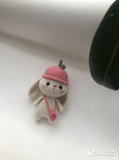 Вязаная игрушка амигуруми зайчик заяц