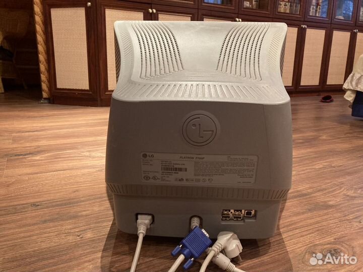 Монитор LG flatron F700P