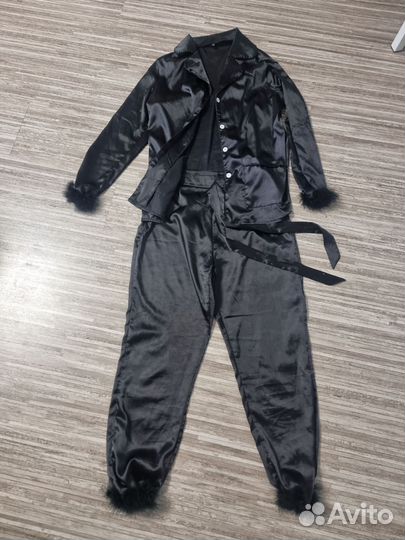 Костюм в пижамном стиле с перьями