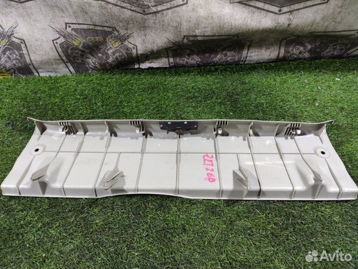 Накладка замка багажника задняя Toyota