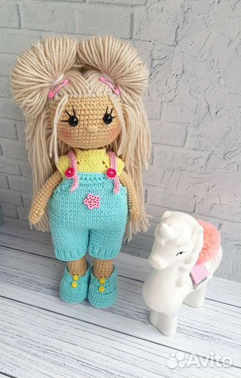 Вязаная кукла ручной работы