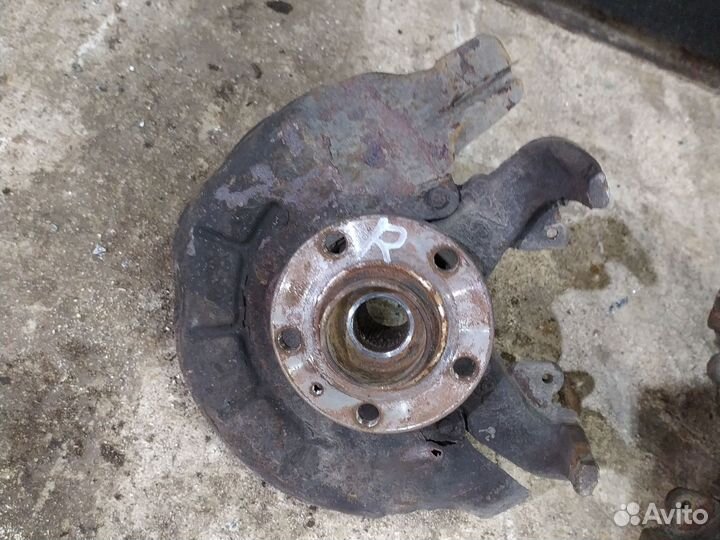 Кулак поворотный правый Шкода Фабия 1