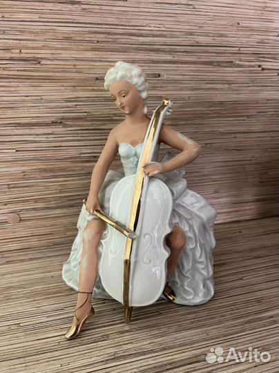 Фарфоровая статуэтка 