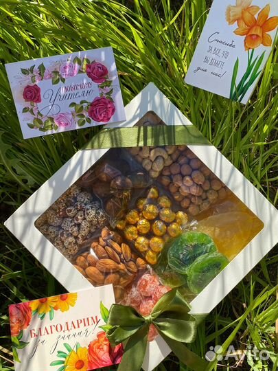 Подарочный набор с орехами и сухофруктами