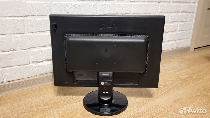 Монитор LG W2042T 20 дюйма