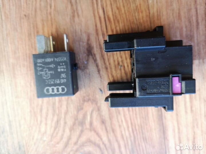 Продаётся реле с кронштейном VAG