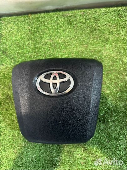 Подушка безопасности водителя Toyota Prius ZVW50