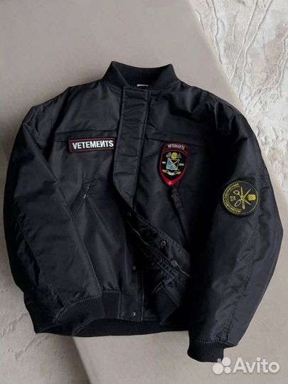Бомбер Vetements police на руках