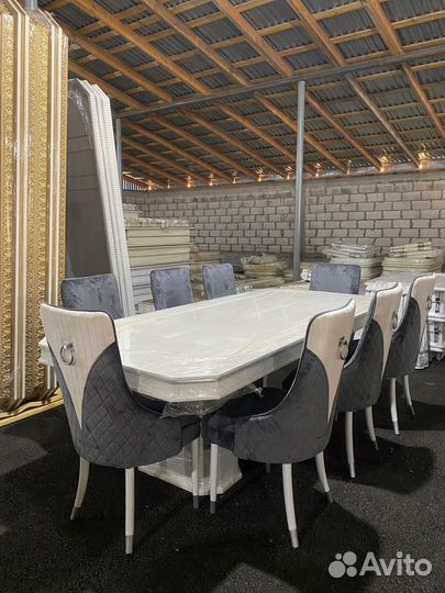 Стол и стулья