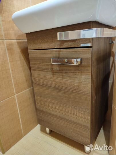 Умывальник с тумбой для ванной