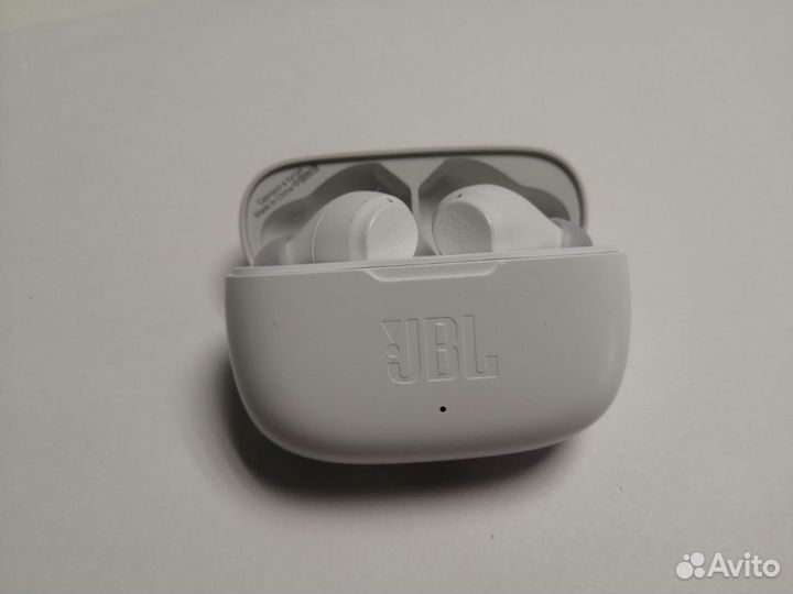 Беспроводные наушники JBL Wave 200TWS б/у, белые