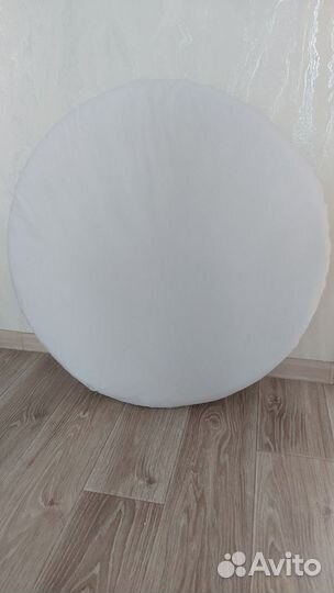 Новый матрас и наматрасник в круглую кроватку