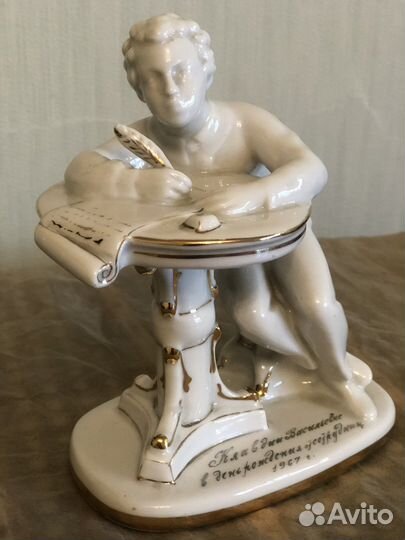 Статуэтка юный пушкин за столом лфз