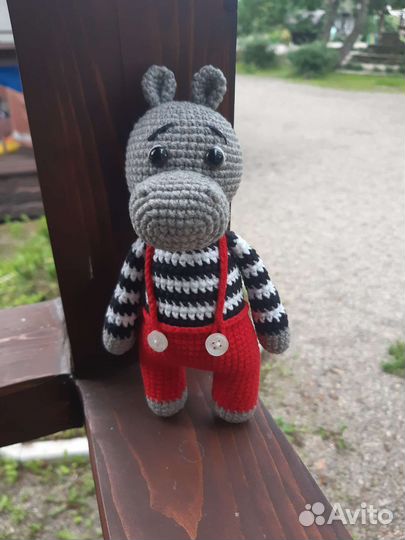 Вязаная игрушка бегемот
