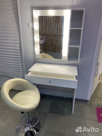 Стол для визажиста с барным стулом