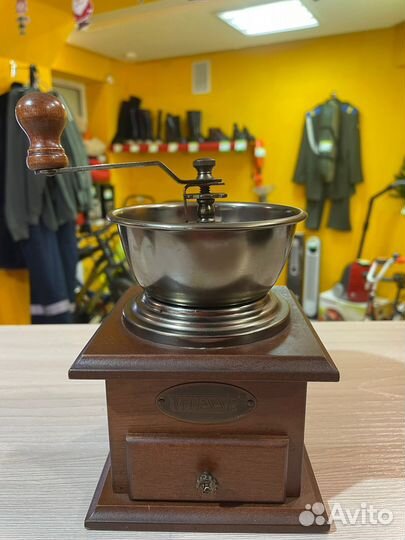 Винтажная ручная кофемолка
