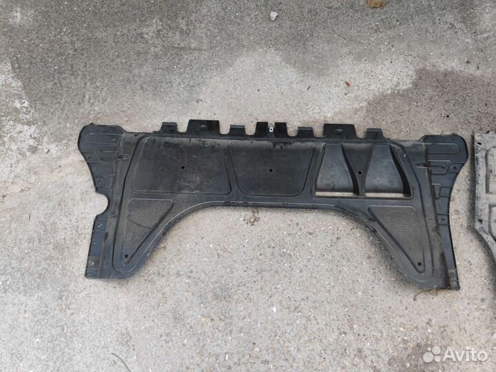 Пыльник двигателя Шкода а7