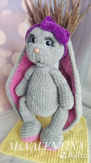 Большой плюшевый заяц