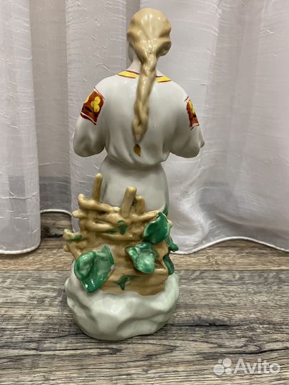 Статуэтка фарфор гадание на ромашке