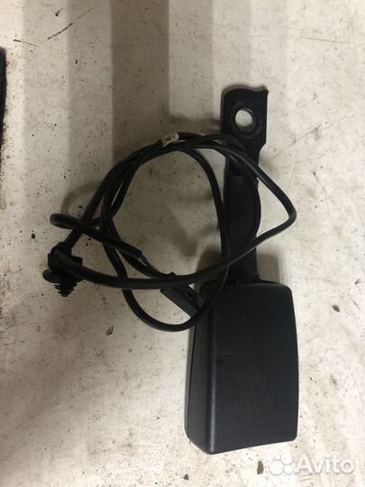 Передний замок ремня Volkswagen Polo 6