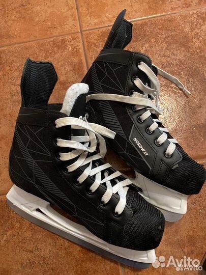 Коньки хоккейные 39 размер