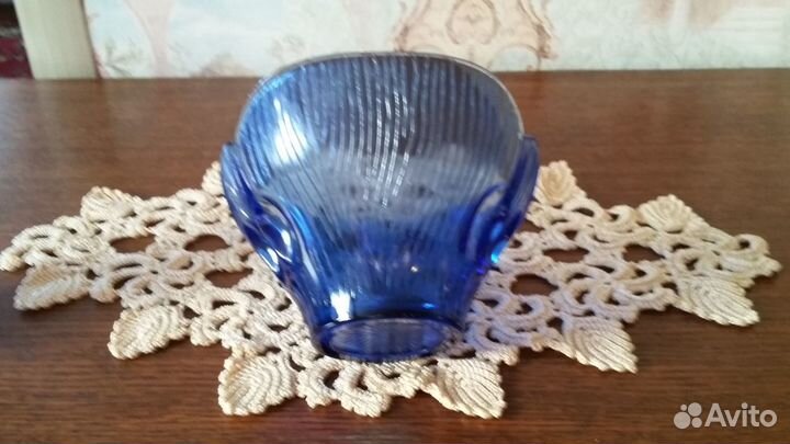 Ваза из синего стекла