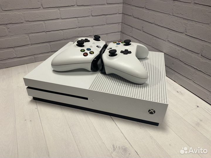 Xbox One S 2 геймпада