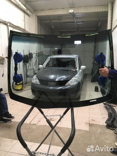 Лобовое стекло Ниссан Тиида